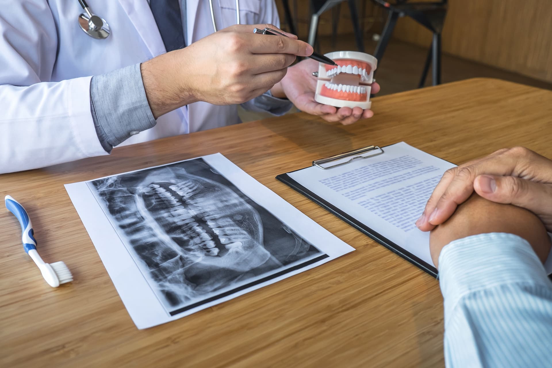 Explaining the Difference between Veneers and Crowns